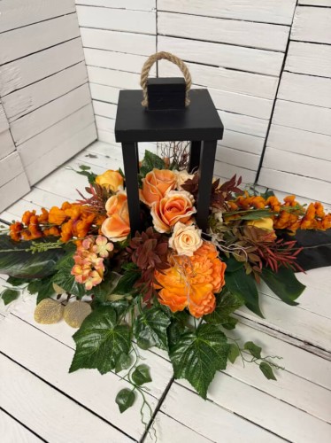 kompozycja-na-grob-duzy-stroik-na-cmentarz-lampa-drewniana-pomarancz-eleganckie-stroiki-nagrobne