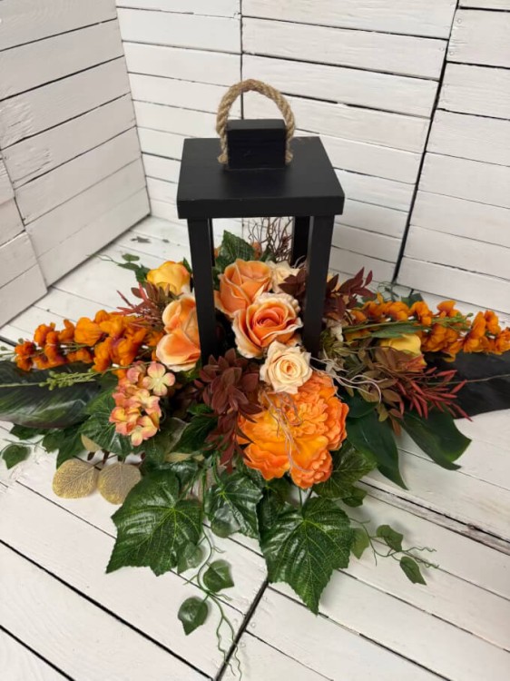 kompozycja-na-grob-duzy-stroik-na-cmentarz-lampa-drewniana-pomarancz-eleganckie-stroiki-nagrobne