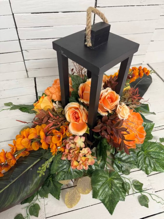 nowoczesna-duzy-stroik-na-cmentarz-lampa-drewniana-pomarancz-eleganckie-stroiki-nagrobne-kompozycja