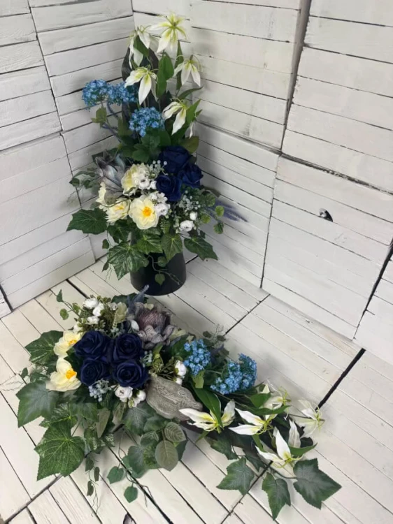 eleganckie-komplety-na-grob-stroik-na-cmentarz-stroiki-kwiaty-na-cmentarz-kompozycja-nagrobna-bukiet-do-wazonu-niebieskie-roze=glorioza-biala