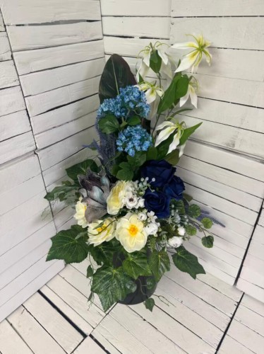 kwiaty-na-cmentarz-kompozycja-nagrobna-bukiet-do-wazonu-niebieskie-roze=glorioza-biala