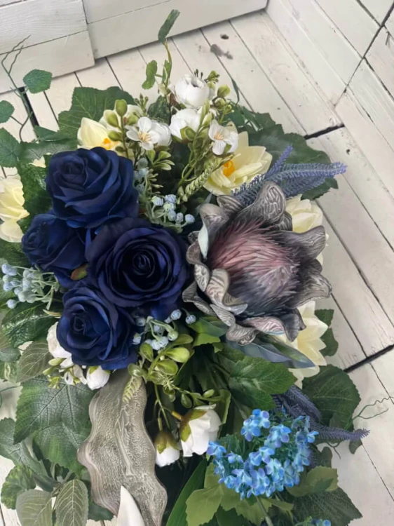 piankowy-kwiat-kwiaty-kwiaty-na-cmentarz-kompozycja-nagrobna-bukiet-do-wazonu-niebieskie-roze=glorioza-biala