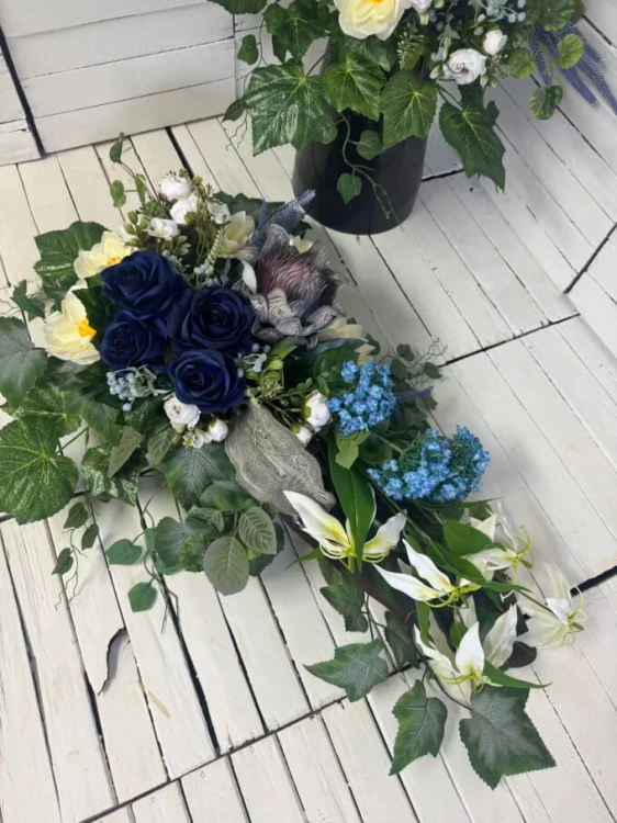 kwiaty-na-cmentarz-premium-kwiaty-na-cmentarz-kompozycja-nagrobna-bukiet-do-wazonu-niebieskie-roze=glorioza-biala.-stroik-stroik