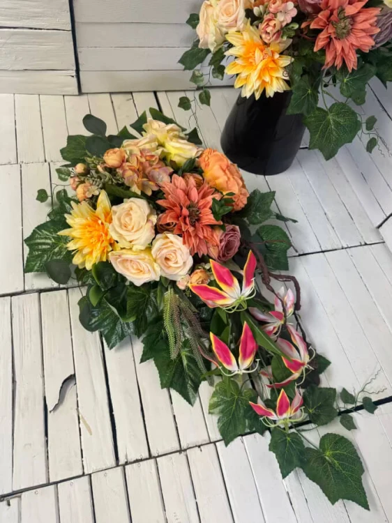 eleganckie-stroiki-na-cmentarz-kwiaty-na-grob-glorioza-nowoczesna-komplet-na-cmentarz-sroik-na-grob-bukiet-kwiaty-na-cmentarz-glorioza-krem