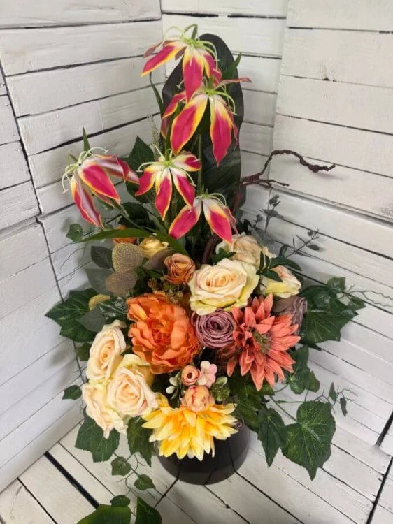 bukiet-do-wazonu-kompozycje nagrobna-komplet-na-cmentarz-sroik-na-grob-bukiet-kwiaty-na-cmentarz-glorioza-krem