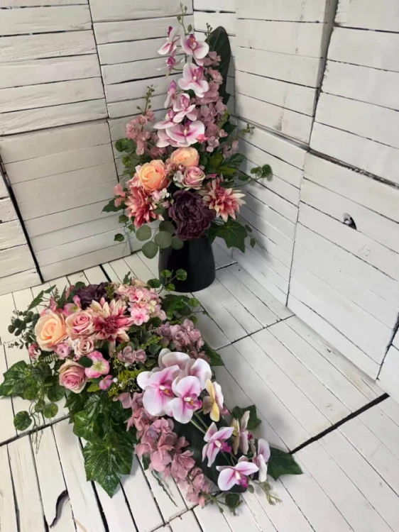 ostróżka -stoczyk-kwiaty na cmentarz-komplet na grob-wiazanka-stroik-bukiet-dla mamy-dzien mamy-nowoczesny-rozowy