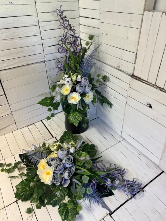 nowoczesna-kompozycja-na-cmentarz-piekne-kwiaty-na-grob-w-niebieskim-fioletowym
