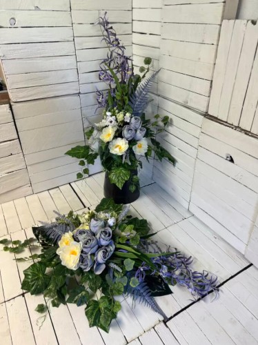 nowoczesny-kompoelet-kwiatow-na-cmentarz-niebieskie-roze-na-grob-storczyki