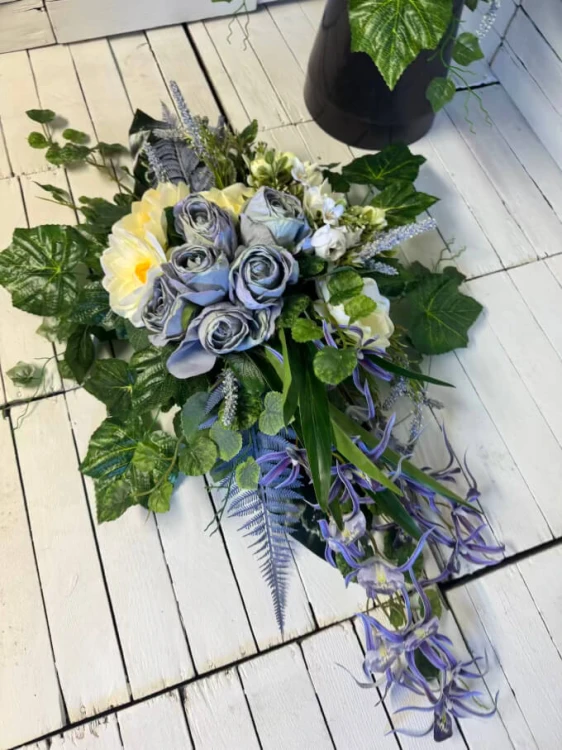 piekny-stroik-na-cmentarz-elegancie-niebieskie-nowoczesne-kwiaty-nagrobne