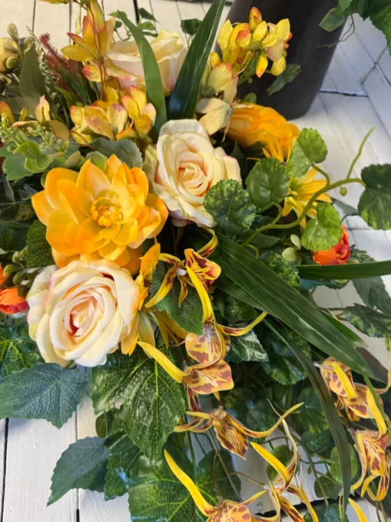 kwiaty nagrobne-nowosci-kwiaty-na-grob-stroik-bukiet-do-wazonu-kompozycja-nagrobna-nowoczesny-storczyk-ciekawy