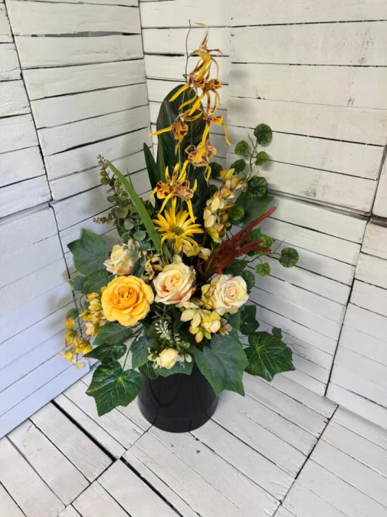 wiazanka-na-grob-kwiaty-na-grob-stroik-bukiet-do-wazonu-kompozycja-nagrobna-nowoczesny-storczyk-ciekawy.-zółty