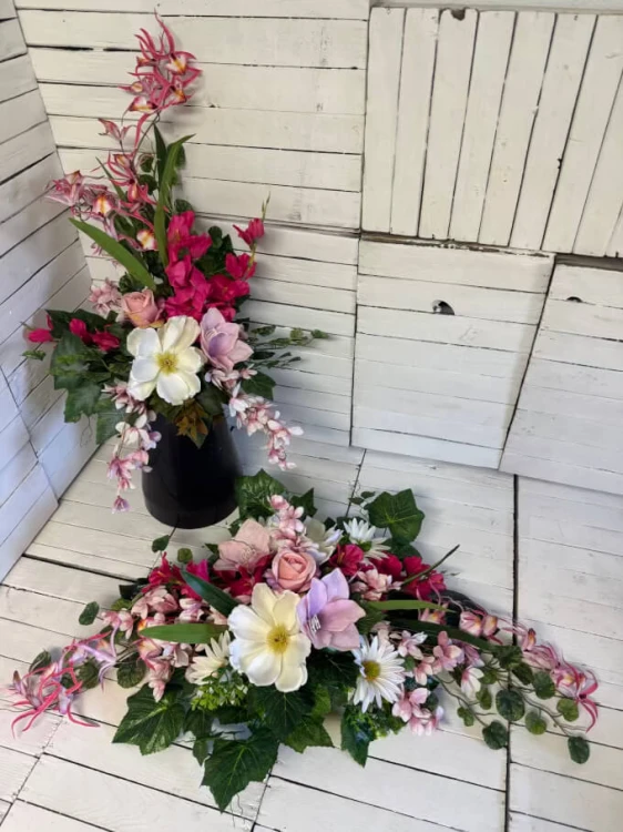 kompozycja-nagrobna-kwiaty-na-cmentarz-stroik-bukiet-rozowestoczyki-nowosci