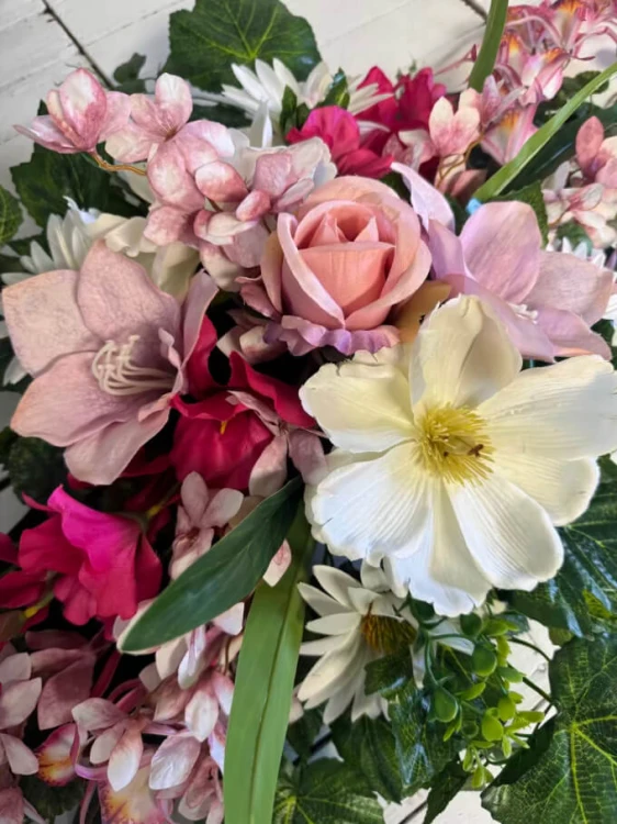 kwiaty dla mamy-kompozycja-nagrobna-kwiaty-na-cmentarz-stroik-bukiet-rozowestoczyki-nowosci