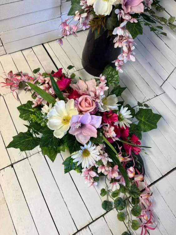 stroik pełen kwiatów na cmentarz-kompozycja-nagrobna-kwiaty-na-cmentarz-stroik-bukiet-rozowestoczyki-nowosci