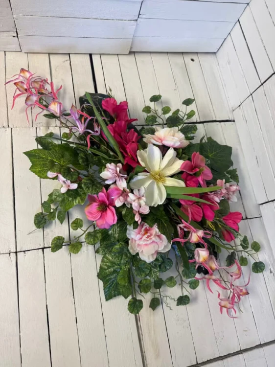 elegancka-wiazanka-stroik-na-grob-kompozycja-kwiatowa-nowsc-storczyki-rozowe-stroiki na cmentarz