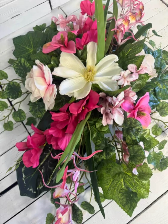 nowość-wiazanka-mieczyki-stroik-na-grob-kompozycja-kwiatowa-nowsc-storczyki-rozowe-stroiki na cmentarz