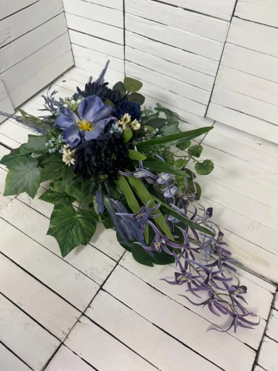 nowoczesny-elegancki-stroik-kwiaty-na-cmentarz-stroik-na-grob-niebieskie-chryzantemy-ciekawy-storczyk-wszystkich-swietych-stroiki
