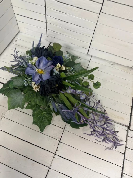 kwiaty-na-cmentarz-stroik-na-grob-niebieskie-chryzantemy-ciekawy-storczyk-wszystkich-swietych-stroiki