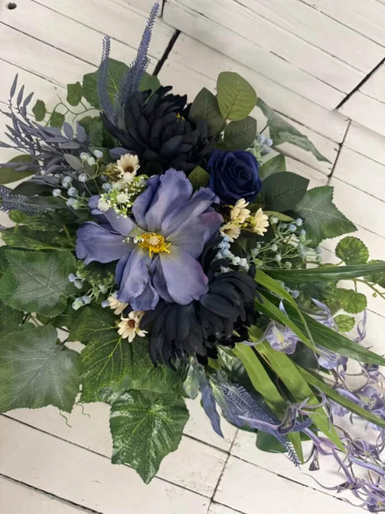 dla-taty-dziadka-bliskich-kwiaty-na-cmentarz-stroik-na-grob-niebieskie-chryzantemy-ciekawy-storczyk-wszystkich-swietych-stroiki