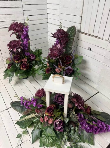 nowoczesne kwiaty na cmentarz-stroi-dwa-bukiety-lampa-kwiaty na grob-kompozycja-stroik-lampa-drewniana-dwa-bukiety-nowosci