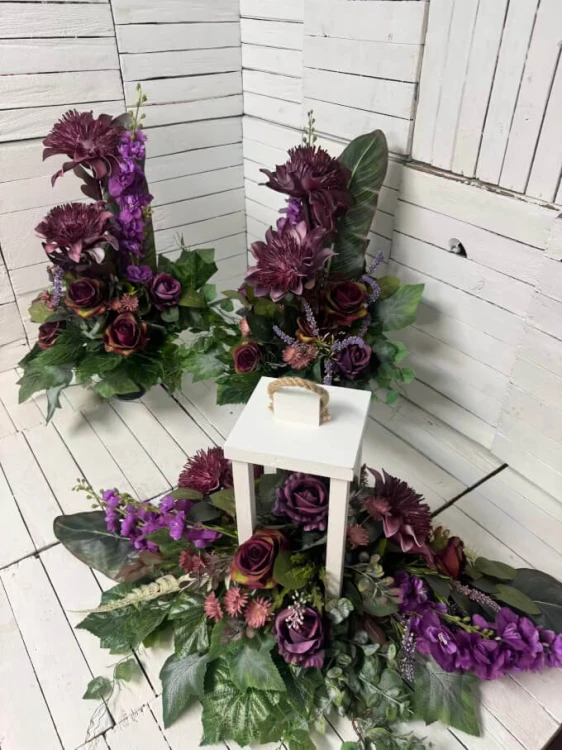 nowoczesne kwiaty na cmentarz-stroi-dwa-bukiety-lampa-kwiaty na grob-kompozycja-stroik-lampa-drewniana-dwa-bukiety-nowosci