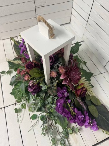 stroik-wiazanka-nagrobna-wszystkich-swietych-kwiaty na grob-kompozycja-stroik-lampa-drewniana-dwa-bukiety-nowosci