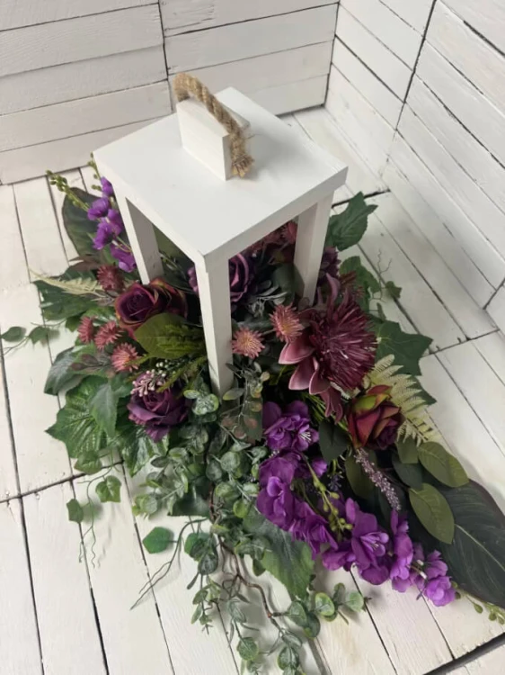 stroik-wiazanka-nagrobna-wszystkich-swietych-kwiaty na grob-kompozycja-stroik-lampa-drewniana-dwa-bukiety-nowosci