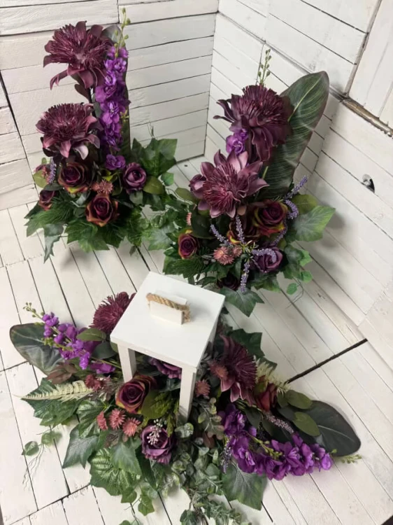 kwiaty na grob-kompozycja-stroik-lampa-drewniana-dwa-bukiety-nowosci