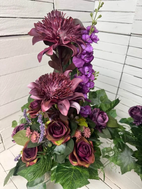 piekny-bukiet-kwiaty-piankowe-kwiaty na grob-kompozycja-stroik-lampa-drewniana-dwa-bukiety-nowosci