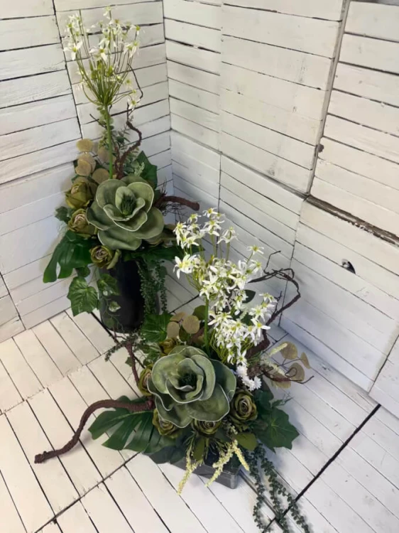 eleganckie-kwiaty-nowoczesne-kwiaty-na-cmentarz-kompozycja na cmentarz-dla taty-stroik-na-grob