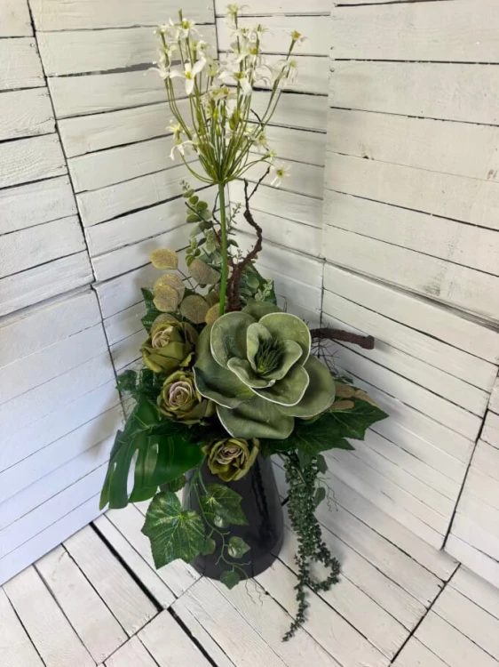 bukiet na cmentarz -nowoczesne-kwiaty-na-cmentarz-kompozycja na cmentarz-dla taty-stroik-na-grob