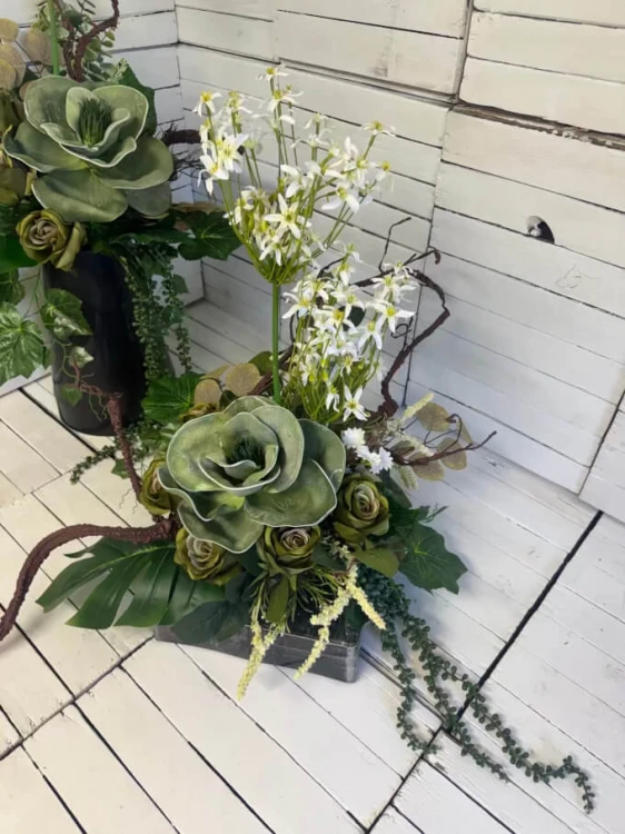 nowoczesne-kwiaty-na-cmentarz-kompozycja na cmentarz-dla taty-stroik-na-grob