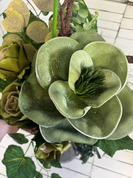 kwiat piankowy-nowoczesne-kwiaty-na-cmentarz-kompozycja na cmentarz-dla taty-stroik-na-grob-zielen