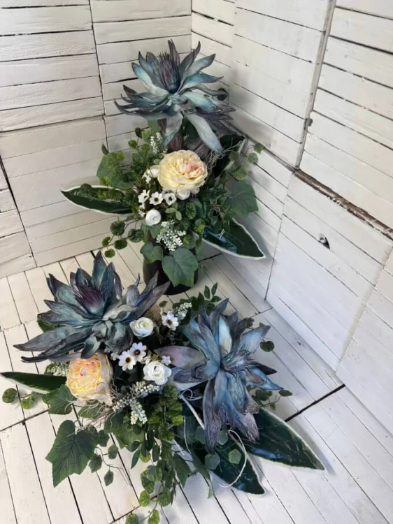 duzy-komplet-na-cmentarz-stroik-nowoczesny-bukiet-na-cmentarz-wiazanka-niebieski-duzy-piankowy-kwiat