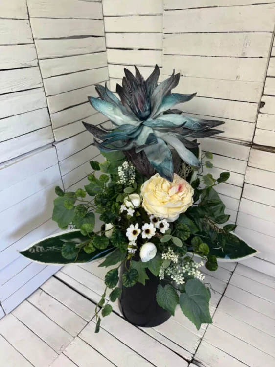 nowoczesny-bukiet-na-cmentarz-wiazanka-niebieski-duzy-piankowy-kwiat
