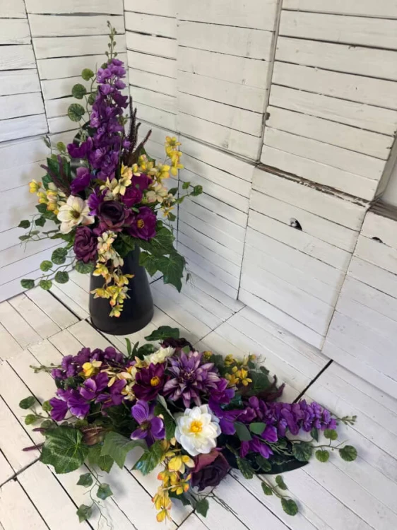 kwiaty-stroiki-nowoczesne-komplety-stroik-bukiet-ostróżka-kwiaty mieszne-nagrobne