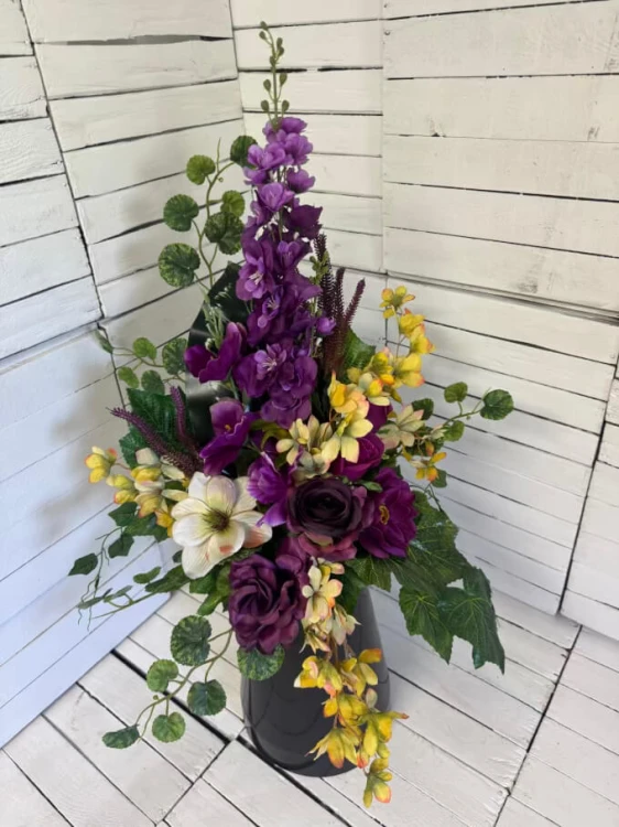 eleganckie-kwiaty-na-grob-ciemne-ostróża-kwiaty-nowosci-wiazanki