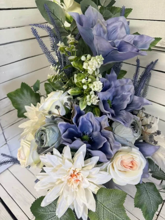 eleganckie-kwiaty-bukiet-wiazanka-do-wazonu-na-cmentarz-kwiaty-niebieskie-magnolie
