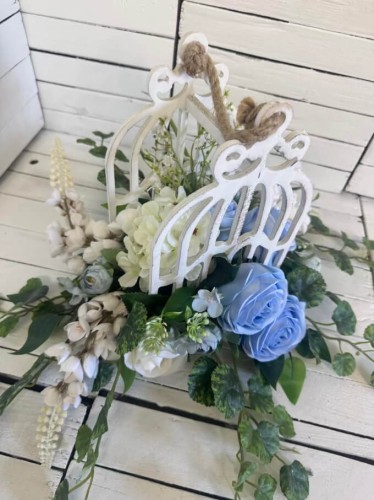 mała klatka -klatka-maly-stroik-dladziecka-urna-niebieskie kwaty-drewniana