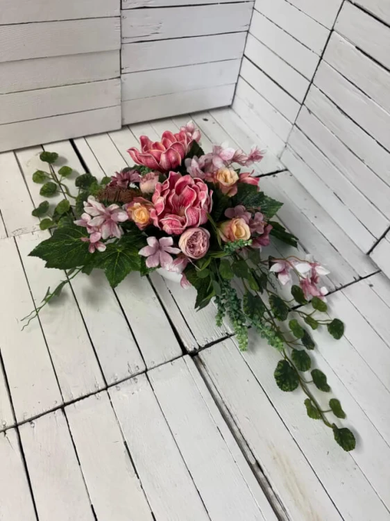 Elegancki stroik nagrobny z różowymi magnoliami dla mamy