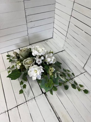 Elegancki stroik nagrobny z białą magnolią i zieloną różą