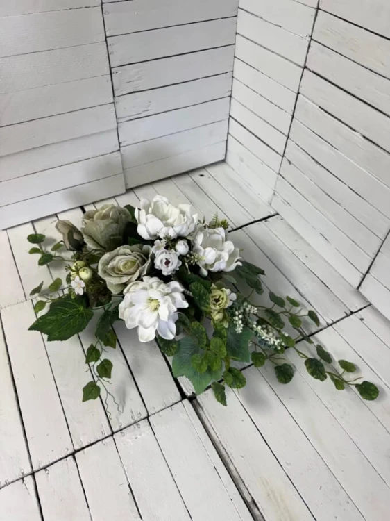 Elegancki stroik nagrobny z białą magnolią i zieloną różą