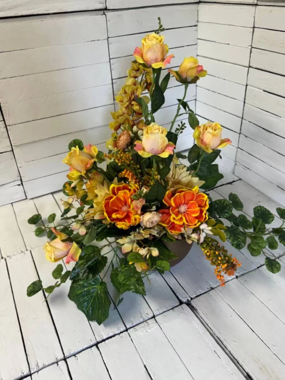 Elegancka żółta kompozycja nagrobna handmade z różami i magnoliami