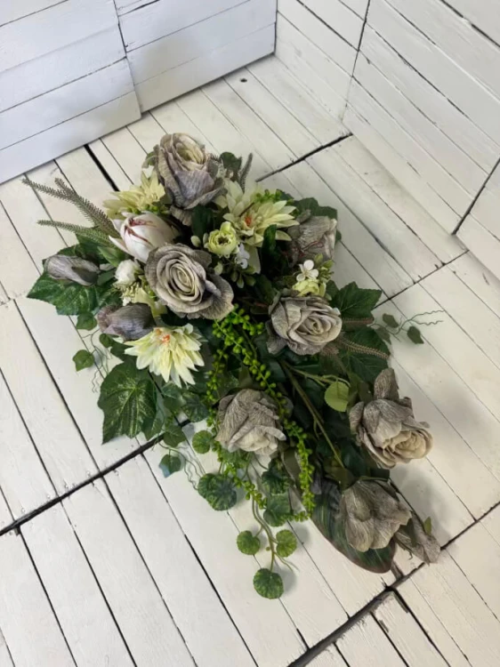 Stylowy stroik na grób z zielonymi różami – elegancka, całoroczna dekoracja nagrobna handmade 80 cm