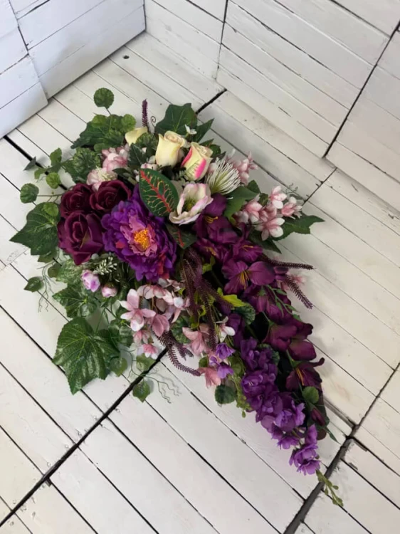 nowoczesna dekoracja na cmentarz w kolorze biskupim handmade