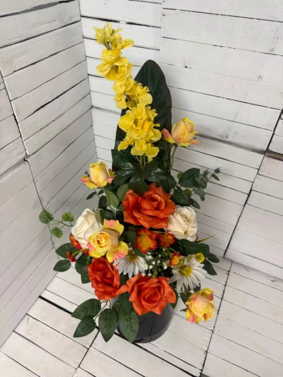 Elegancki stroik nagrobny do wazonu 60 cm, ostróżka i pomarańczowe róże, kompozycja na ciemny pomnik