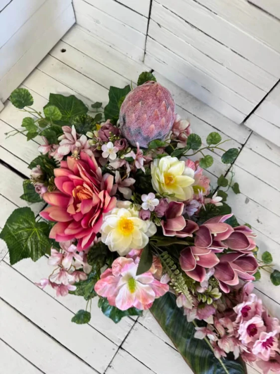 Różowy stroik na grób 80 × 40 cm z ostróżką i storczykiem cymbidium