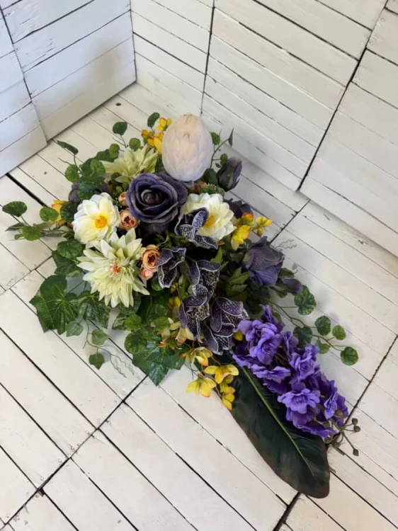 Nowoczesny stroik na cmentarz premium fioletowo zielony z cymbidium