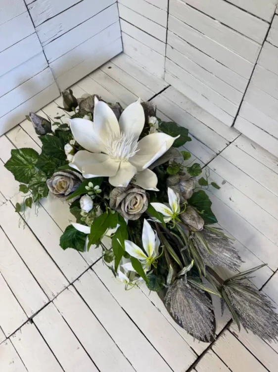 Stroik na cmentarz premium w misie – biała gladiola, szara protea, dekoracja nagrobna