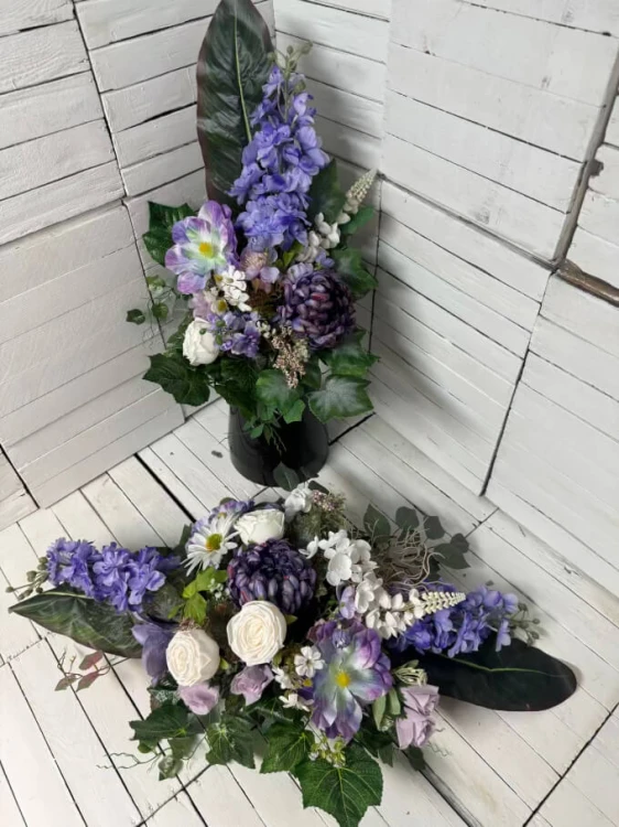 Nowoczesny stroik nagrobny 90×40 cm w formie eleganckiej kompozycji fioletowo-białej